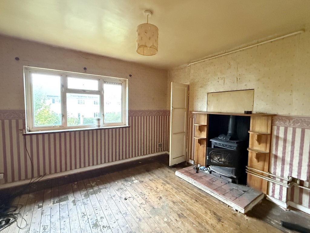 Lot: 100 - FLAT IN NEED OF IMPROVEMENT IN VILLAGE LOCATION - Living Room in Need of Refurbishment